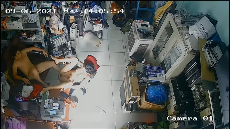Người vợ anh xã phang nhau trong của hàng máy tính
