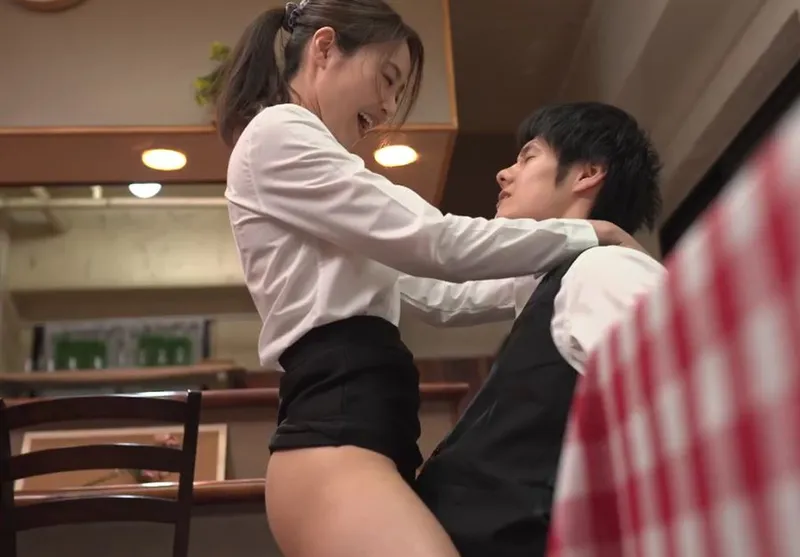 Cậu trai trẻ làm tình đồng nghiệp nữ có chồng nhưng người chồng “yếu”