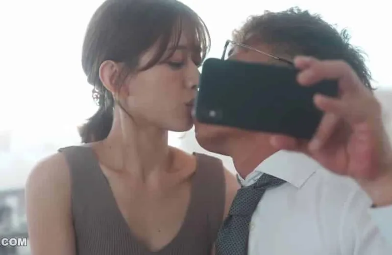 Thấy bà xã hơi lạ, gã chồng xem điện thoại vợ và thấy cảnh nện với tiền bối của mình