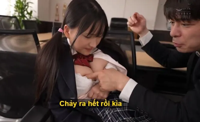 Trong suốt 3 năm, thầy giáo rèn luyện cô học trò ngực khủng thành " bình chứa tinh"