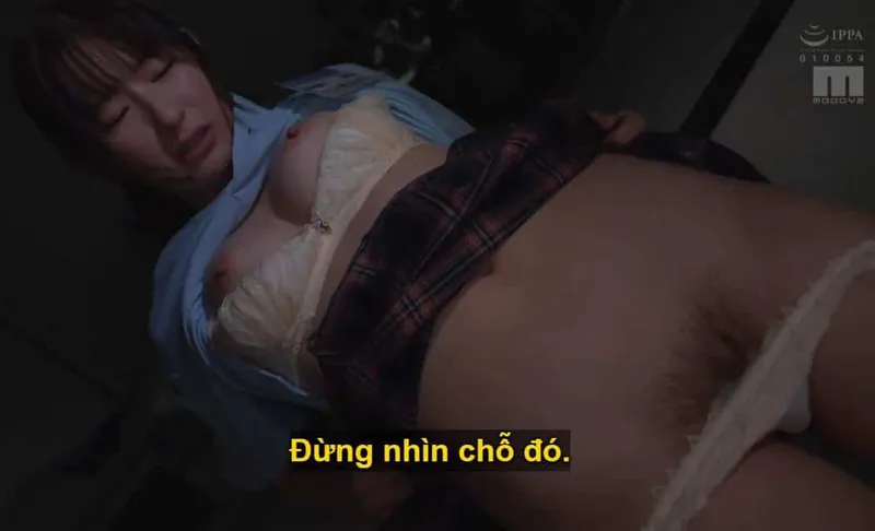 Người sếp trên lập mưu hại thằng đàn em kiêu kỳ lười nhác, suốt ngày cắm mặt nhắn tin yêu đương.